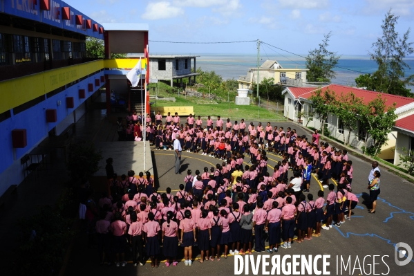 Une histoire de tenue scolaire  : l uniforme à l école.  Ecoles et uniformes dans des pays multiraciaux et de differentes convictions religieuses  . Ile de Rodrigues , dans l ocean indien