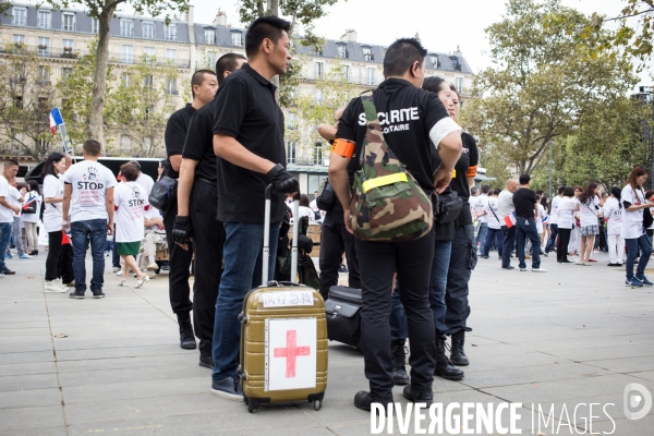 Manifestation  Sécurité pour tous   organisée par 60 associations des chinois de France, place de la République.