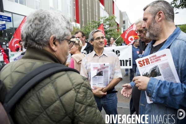 Manifestation de salarié de SFR en grève à l appel de la CGT, devant le siège de l opérateur télécom