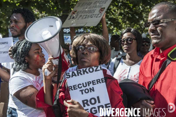 La communauté gabonaise manifeste devant le siège du parti  Les Républicains .