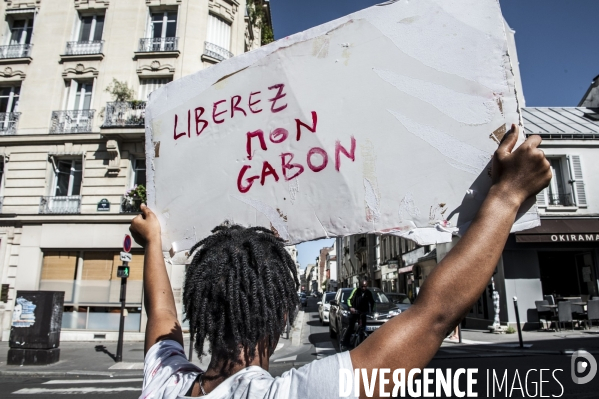 La communauté gabonaise manifeste devant le siège du parti  Les Républicains .