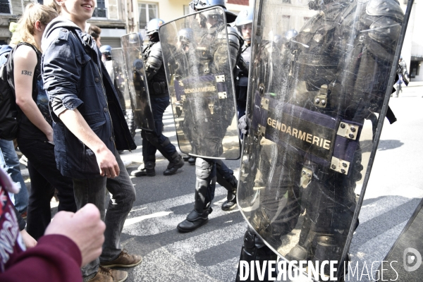 Forces de l ordre. Police et jeunes. Police and youth.