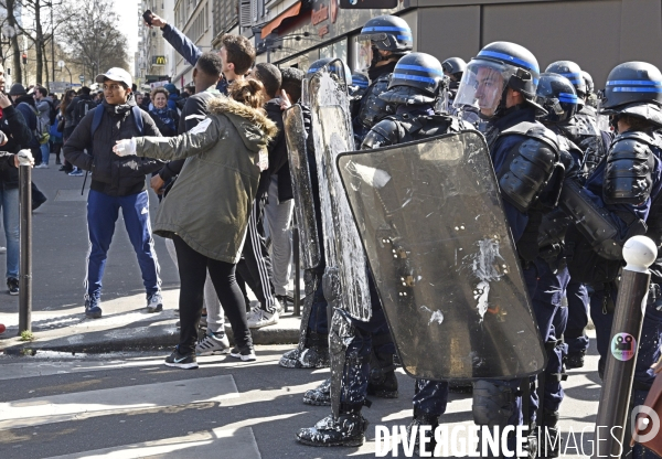 Forces de l ordre. Police et jeunes. Police and youth.