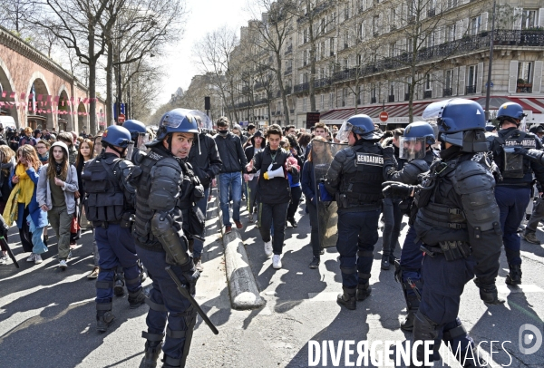 Forces de l ordre. Police et jeunes. Police and youth.