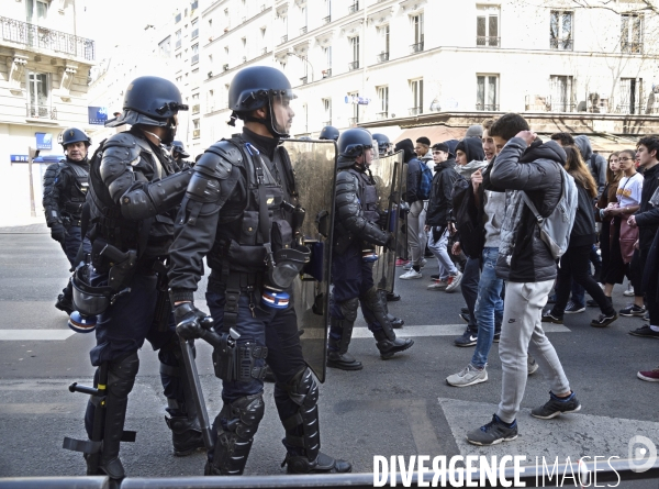 Forces de l ordre. Police et jeunes. Police and youth.