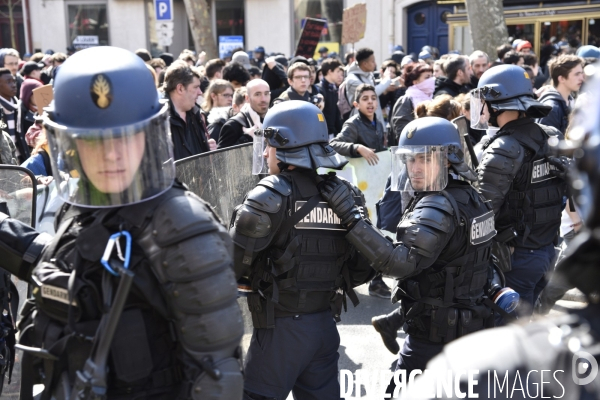 Forces de l ordre. Police et jeunes. Police and youth.