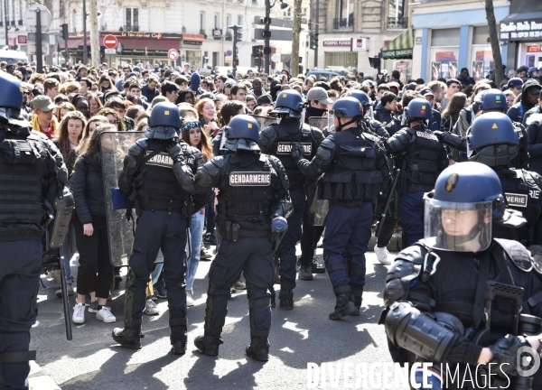 Forces de l ordre. Police et jeunes. Police and youth.