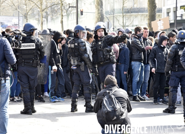 Forces de l ordre. Police et jeunes. Police and youth.