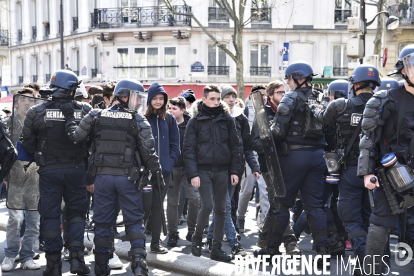 Forces de l ordre. Police et jeunes. Police and youth.