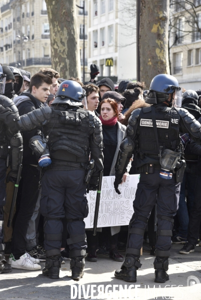 Forces de l ordre. Police et jeunes. Police and youth.