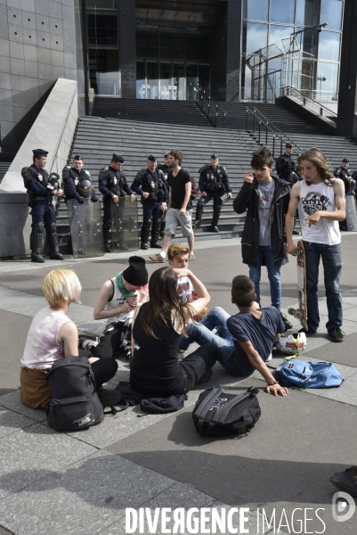 Forces de l ordre. Police et jeunes. Police and youth.