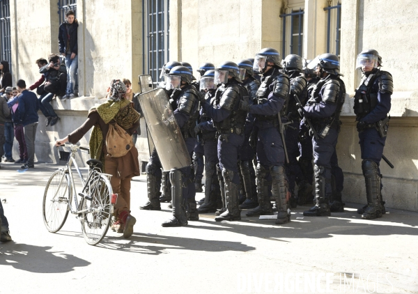 Forces de l ordre. Police et jeunes. Police and youth.