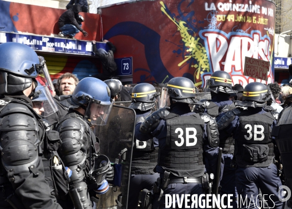 Forces de l ordre. Police et jeunes. Police and youth.