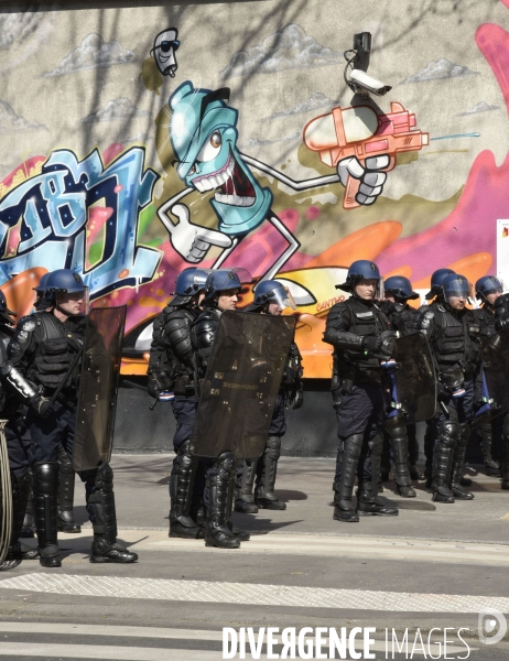 Forces de l ordre. Police et jeunes. Police and youth.