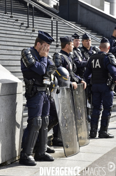 Forces de l ordre. Police et jeunes. Police and youth.