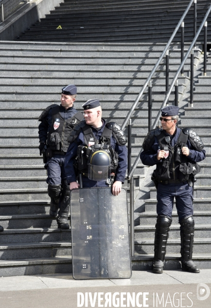 Forces de l ordre. Police et jeunes. Police and youth.