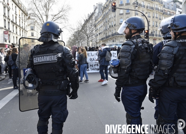 Forces de l ordre. Police et jeunes. Police and youth.