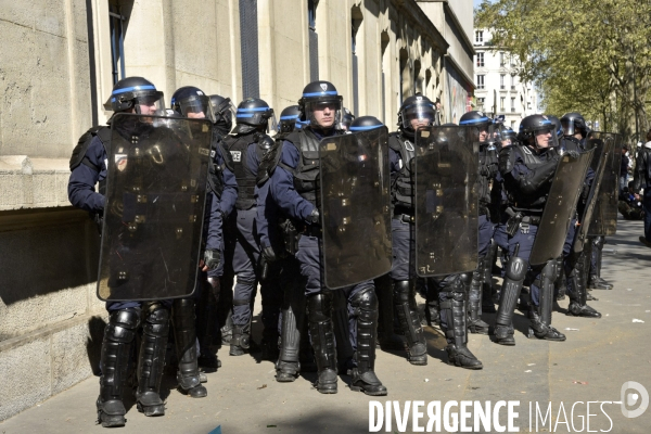 Forces de l ordre. Police et jeunes. Police and youth.