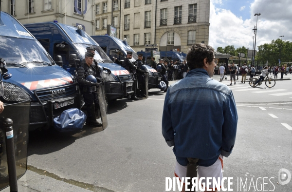 Forces de l ordre. Police et jeunes. Police and youth.