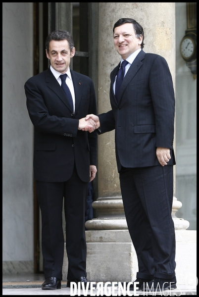 Nicolas sarkozy recoit jose manuel barroso, president de la commission europeene.