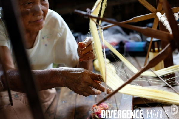 Fabrique de tissu en lotus sur le Lac Inle ( Birmanie )