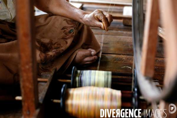 Fabrique de tissu en lotus sur le Lac Inle ( Birmanie )