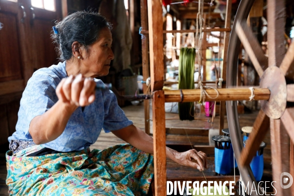 Fabrique de tissu en lotus sur le Lac Inle ( Birmanie )