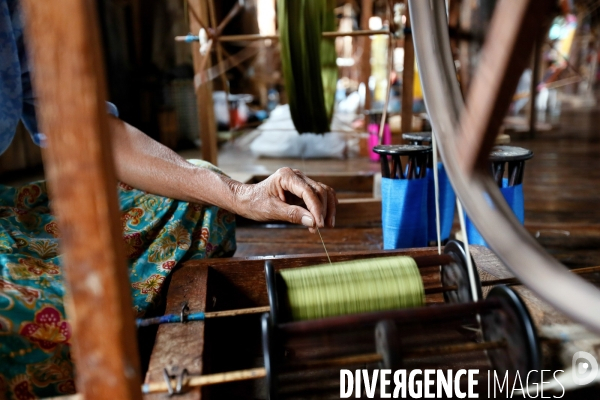 Fabrique de tissu en lotus sur le Lac Inle ( Birmanie )