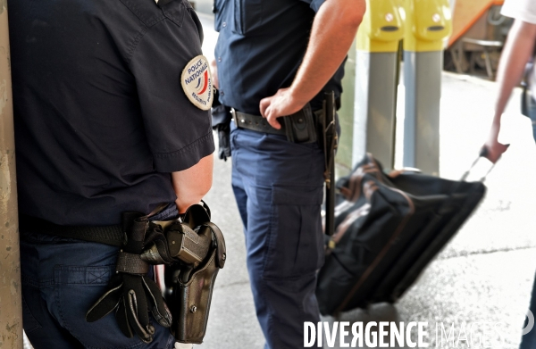 Policiers à la gare de Paris Bercy Bourgogne Pays d Auvergne