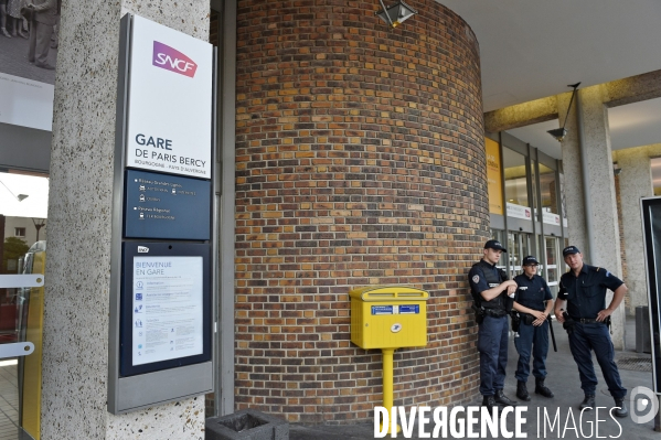 Policiers à la gare de Paris Bercy Bourgogne Pays d Auvergne