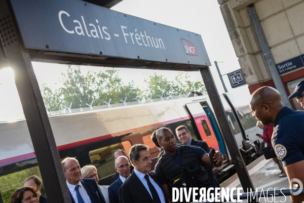 Nicolas Sarkozy dans le TGV pour Calais
