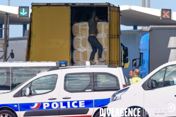 Nicolas Sarkozy au port de Calais et à une table ronde sur les migrants.