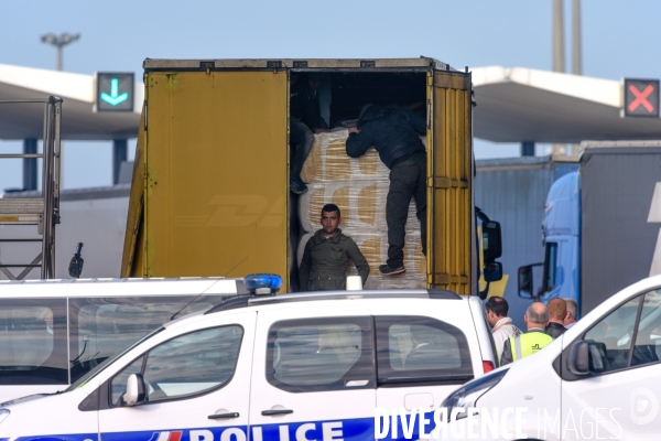 Nicolas Sarkozy au port de Calais et à une table ronde sur les migrants.