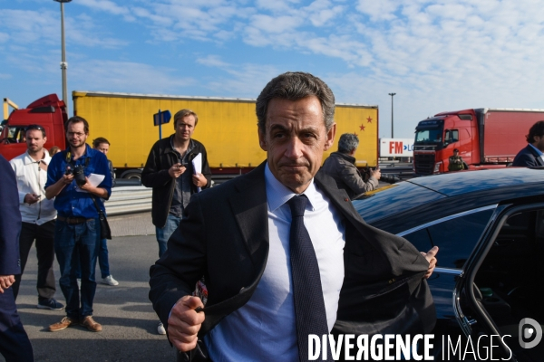 Nicolas Sarkozy au port de Calais et à une table ronde sur les migrants.