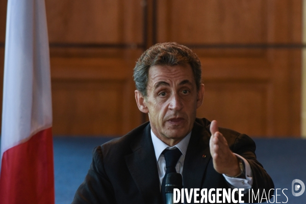 Nicolas Sarkozy au port de Calais et à une table ronde sur les migrants.