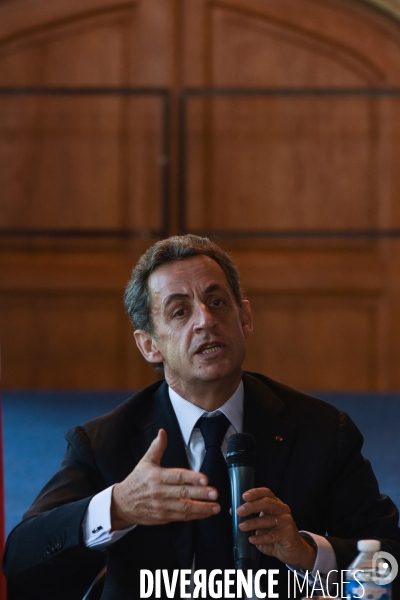 Nicolas Sarkozy au port de Calais et à une table ronde sur les migrants.