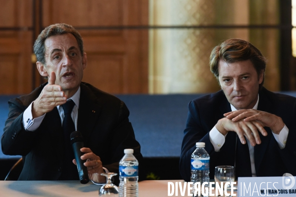 Nicolas Sarkozy au port de Calais et à une table ronde sur les migrants.