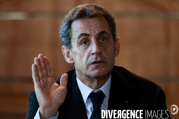 Nicolas Sarkozy au port de Calais et à une table ronde sur les migrants.