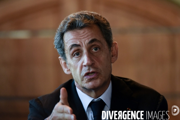 Nicolas Sarkozy au port de Calais et à une table ronde sur les migrants.