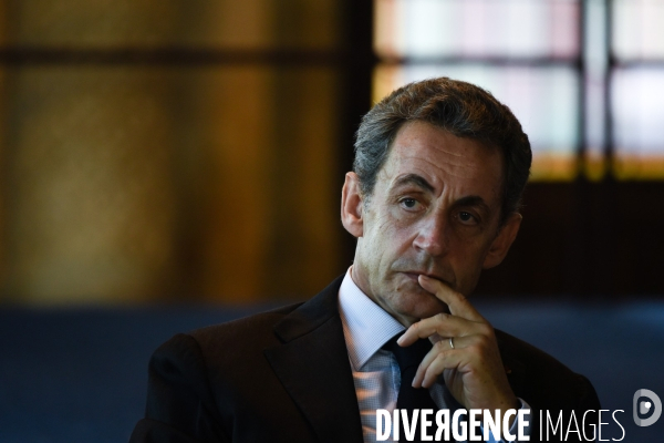 Nicolas Sarkozy au port de Calais et à une table ronde sur les migrants.