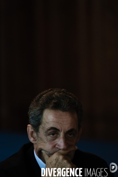 Nicolas Sarkozy au port de Calais et à une table ronde sur les migrants.