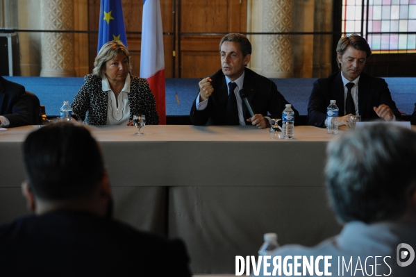 Nicolas Sarkozy au port de Calais et à une table ronde sur les migrants.