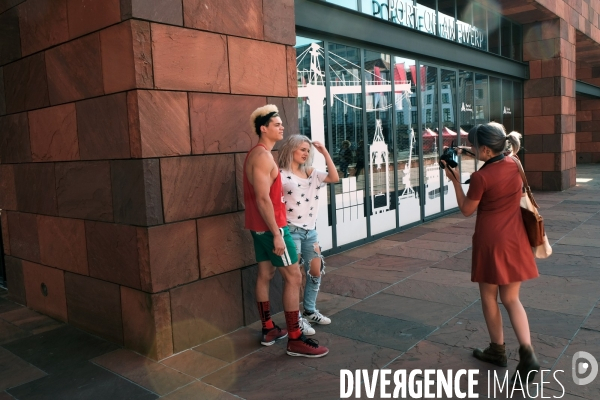 Anvers.La street fashion.Rencontre entre une photograhe et un couple fashion