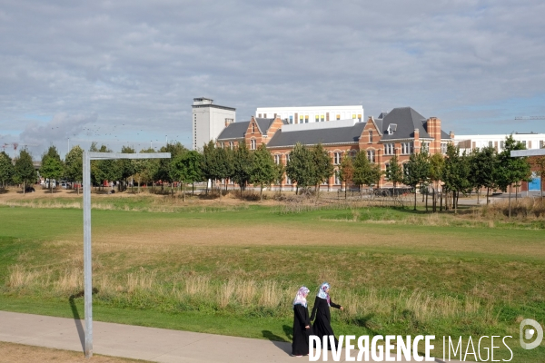 Anvers.Deux femmes en hidjab traversent le parc urbain amenage dans les quartiers nord