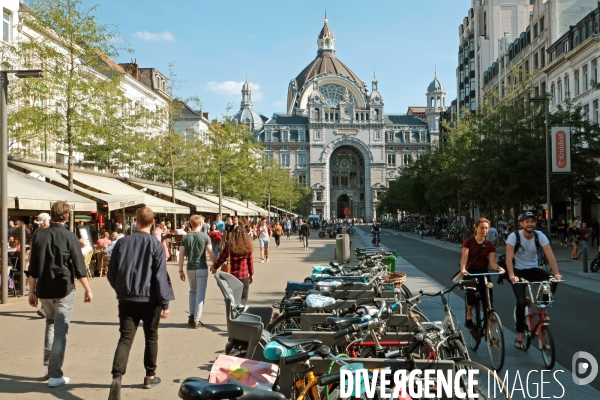 Anvers.La gare centrale vue depuis l artere commercante De Keyserlei.