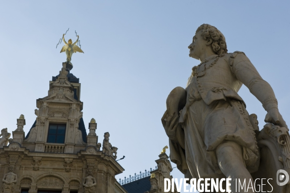 Anvers.Statue de Antoon van Dyck a l entree des champs elysees anversois, le Meir.Peintre, graveur ne en 1599 a Anvers et mort a  Londres en 1641