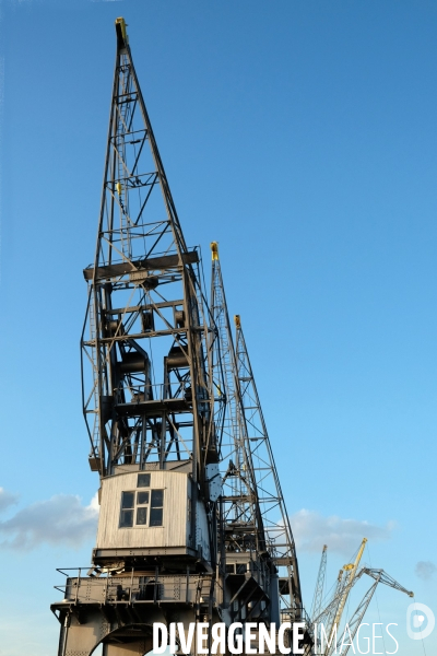 Anvers.Les anciennes gruesdu port  le long de l Escaut