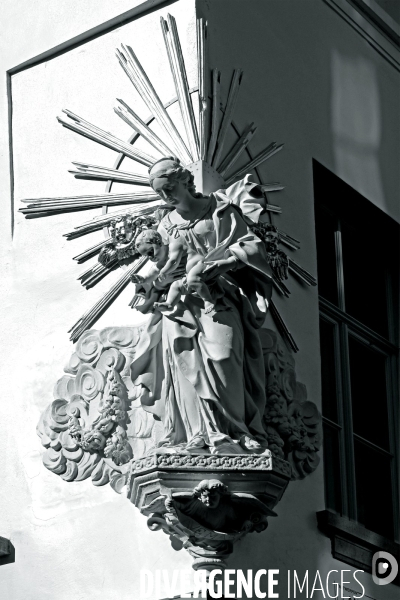 Anvers.La Vierge Marie et l enfant Jesus, une sculpture sur lle coin d une  facade