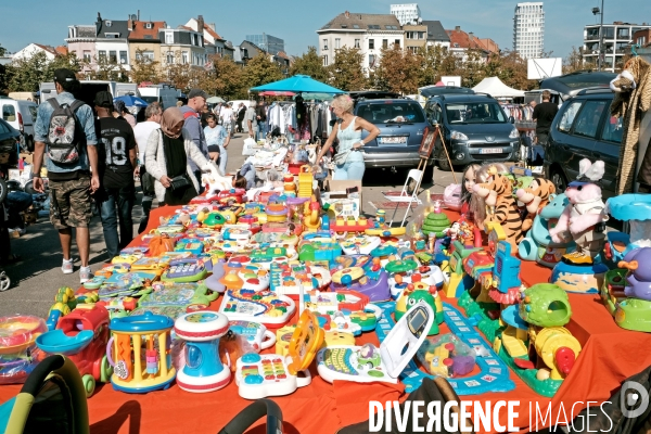 Anvers.Le marche aux puces du samedi matin sur la place saint Jean