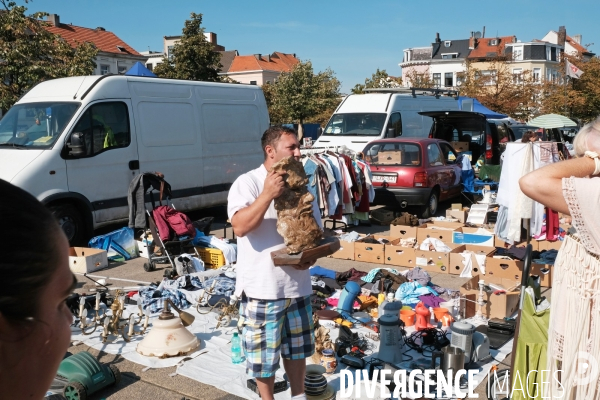 Anvers.Le marche aux puces du samedi matin sur la place saint Jean